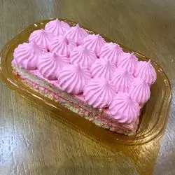  ‏straubery layer cake almond 