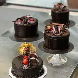 Chocolate Cake For 6-8 Person