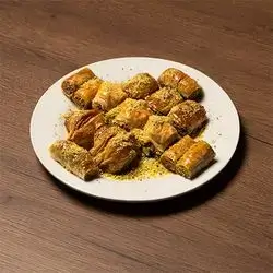 پاقڵاوەی تێکەڵ بە فستق