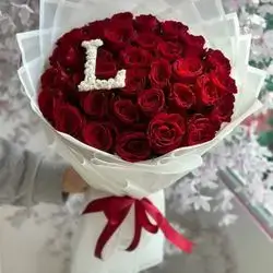 چەپکە گوڵی ڕۆزی سوور لەگەڵ پیت