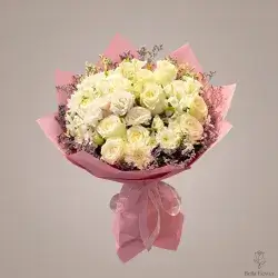 باقة ورد أبيض بتغليف وردي