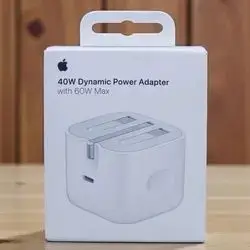 1                  هذا محول طاقة من Apple بقوة 40 واط، يدعم شحناً ديناميكياً يصل إلى 60 واط كحد أقصى.يستخدم منفذ USB-C ويدعم تقنية Power Delivery (PD) للشحن السريع.يتميز المنتج بضمان لمدة عام واحد كما هو موضح على الملصق 