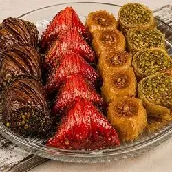 Caramel with Dark and Mixed Strawberries 1 Kilo