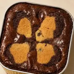 Mixed Cookies and Brownies with Pistachio Sauce