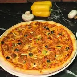 Meat Qimah And Vegetable Pizza