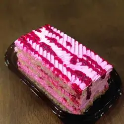  ‏straubery layer cake almond 