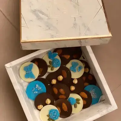 بۆکسی شوکولاتە بە چەرەزات
