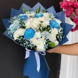 چەپکە گوڵی داودی سپی لەگەڵ ڕۆزی شین لەگەڵ جیسو فیلا