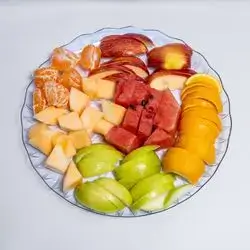 قاپێک میوەی تێکەڵاوى مامناوەند