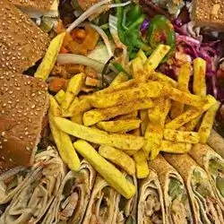 ٢ بەرگر و ٢ شاورمەی مریشک