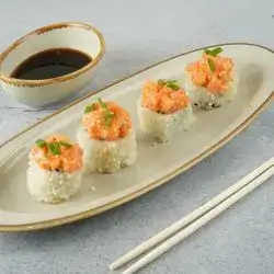 Spicy salmon Uramaki 4pcs