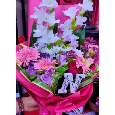 White Eucalyptus Gerbera Pink Rose Monroe Rose Sharpie (Dark Pink) Alstroemeria Dowdy White Pink Packaging Accessories