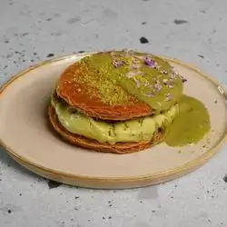Pistachio Osmalieh With Ice Cream