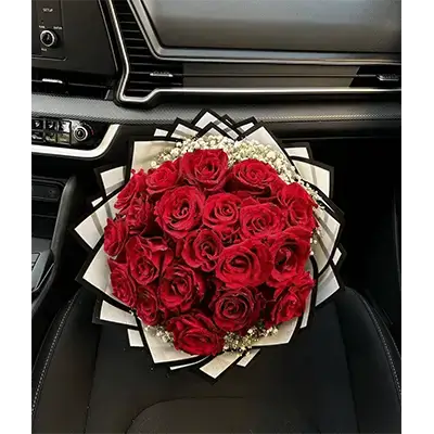 چەپکە گوڵی سوور لەگەڵ ئیکسسوارات و پێچانەوە، ٤٤ گوڵ