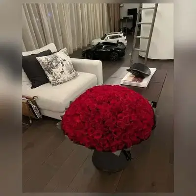 Large Imported Natural Red Rose Bouquet – 899 Flowers