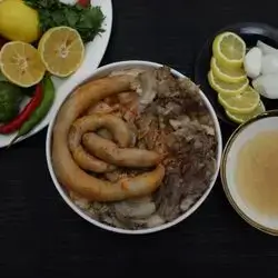 نەفەرێك پاچە لەگەڵ ممبار
