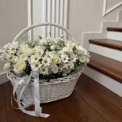 Basket Ok Mix White Flowers