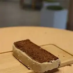 کێکی ئینگلیزی مۆز و کەرەی فستق عەبید